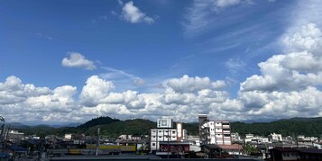 Quarto conforto, para não fumantes, banheiro privativo | Vista da sacada