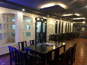 供应早餐、午餐和晚餐，本地与国际菜