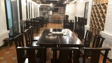 Breakfast, lunch, dinner served; local and international cuisine