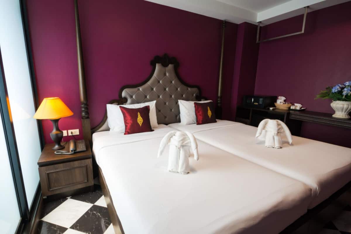 Twin kamer (Violet) | Een minibar, een kluis op de kamer, verduisterende gordijnen