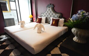 Habitación con 2 camas individuales (Violet) | Minibar, caja fuerte, cortinas opacas y wifi gratis