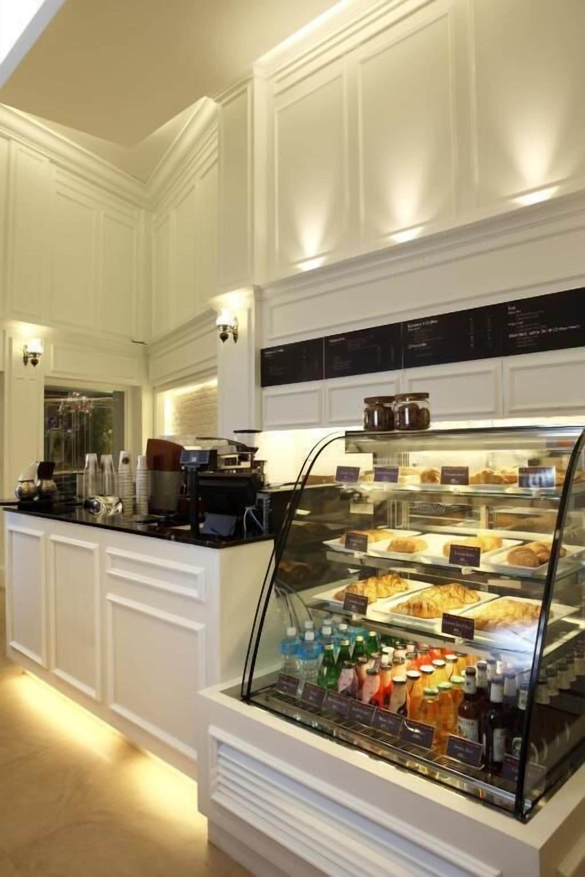 Breakfast and lunch served, local and international cuisine