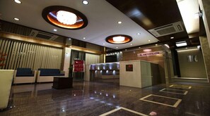Lobby sitting area - Hotel Atithi (Ahmedabad)