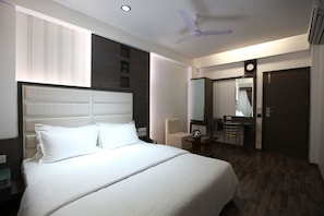 Deluxe Room, 1 Double or 2 Twin Beds | Minibar, in-room safe, desk, iron/ironing board - Hotel Atithi (Ahmedabad)