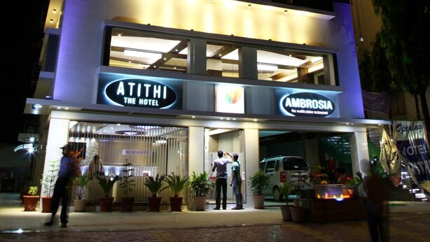 Un hotel con diseño moderno, con varios pisos y letreros iluminados.