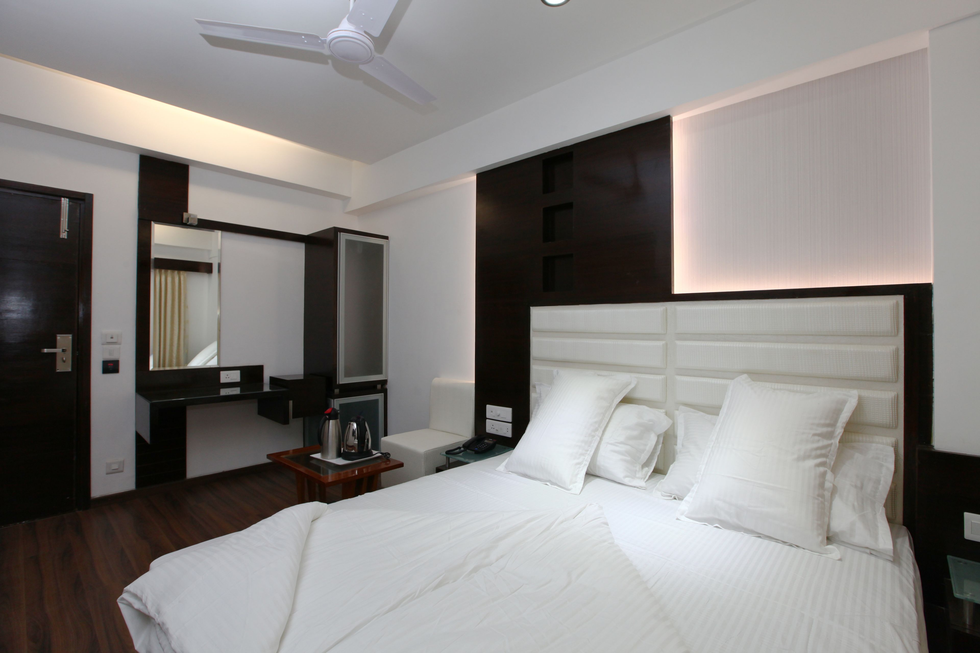 迷你吧、客房内保险箱、办公桌、熨斗/熨衣板