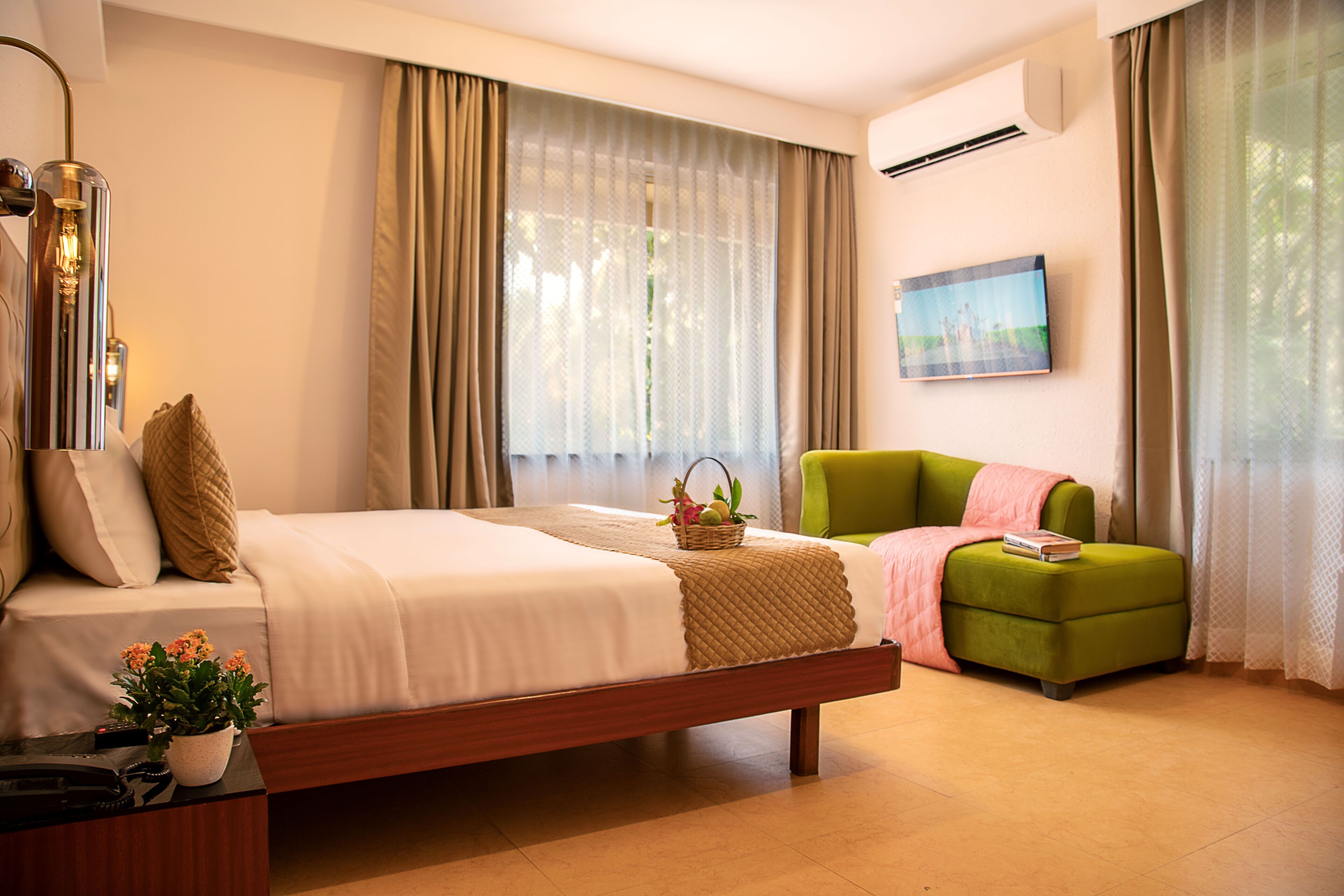 suite | in-room safe, desk, free wifi, bed sheets