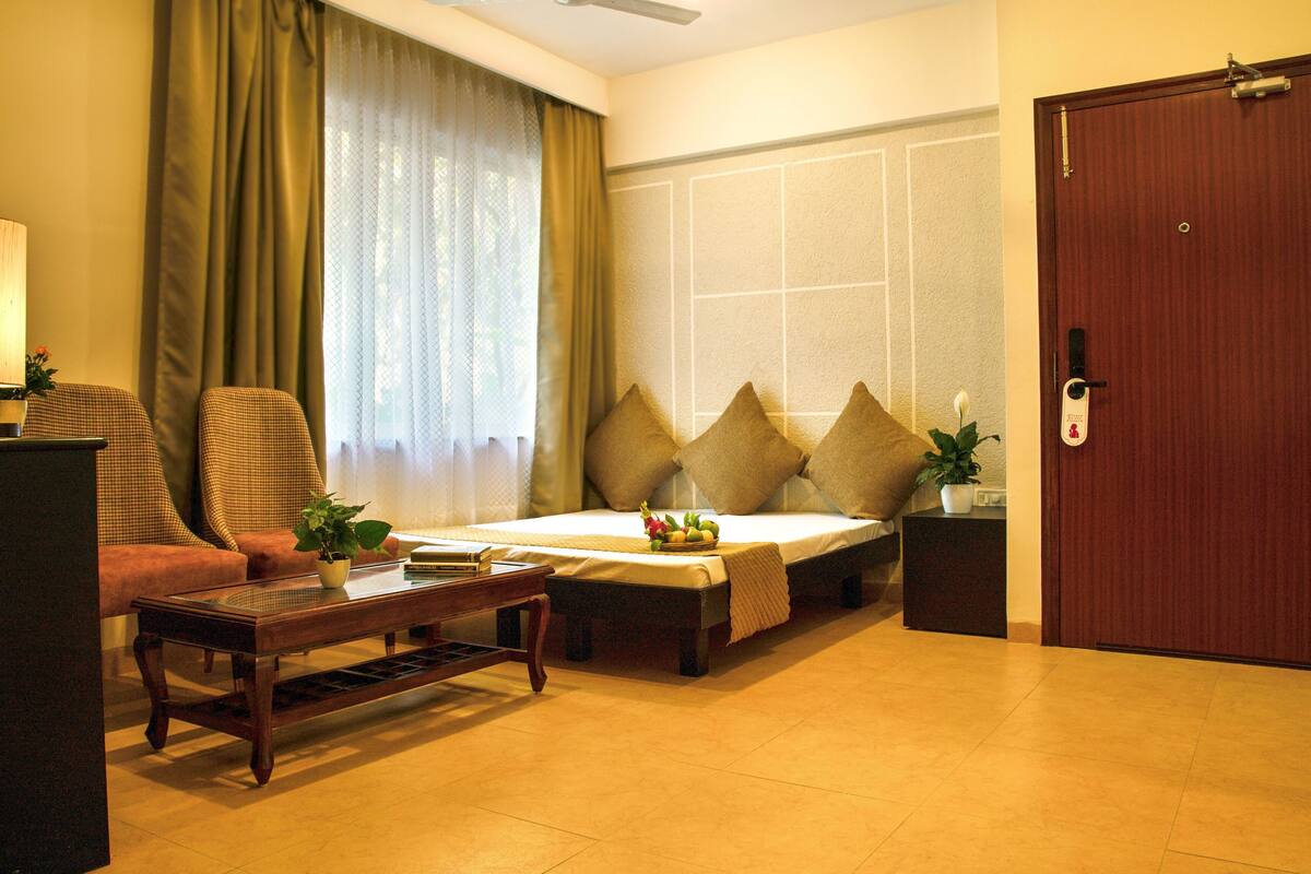 suite | in-room safe, desk, free wifi, bed sheets