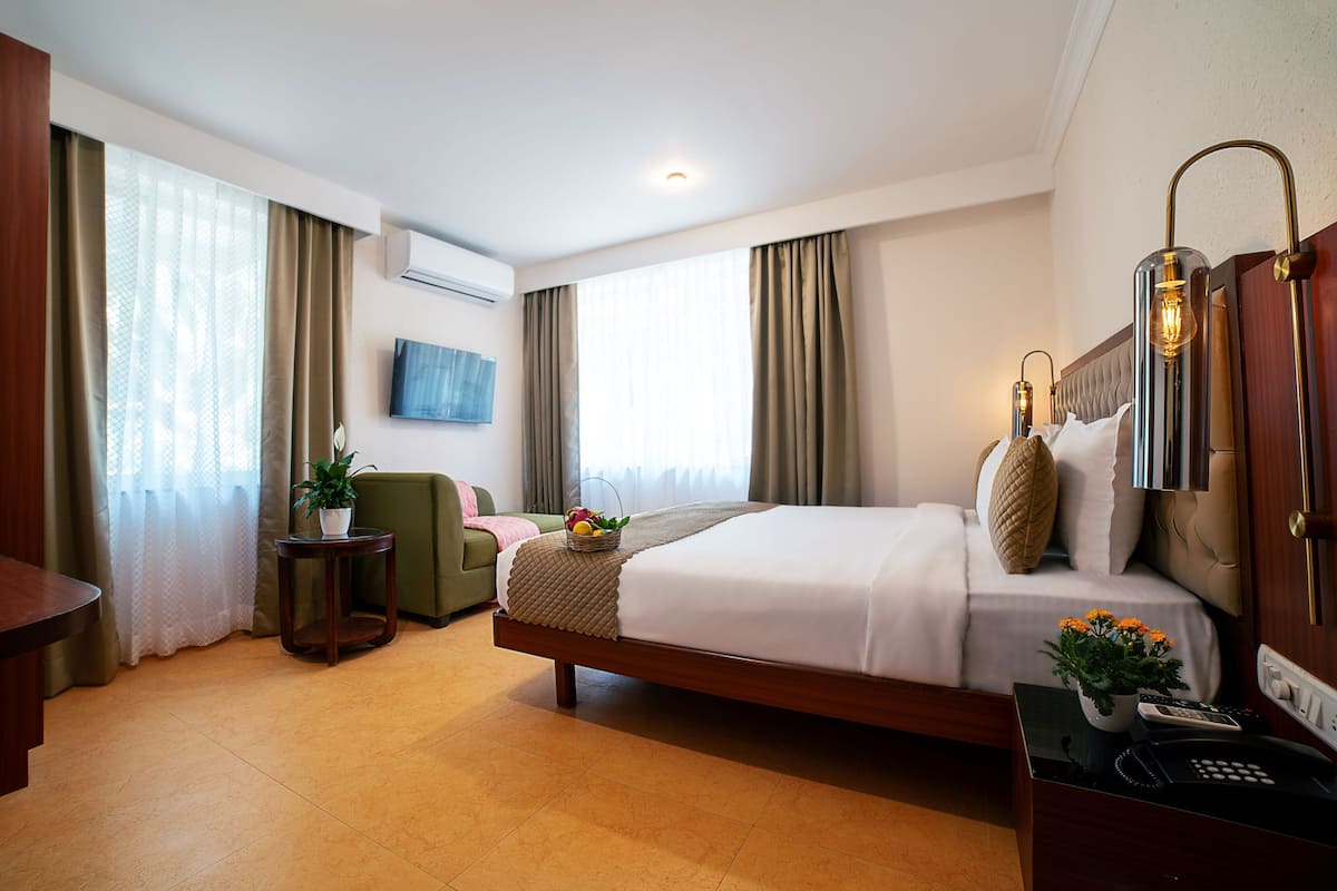 suite | in-room safe, desk, free wifi, bed sheets