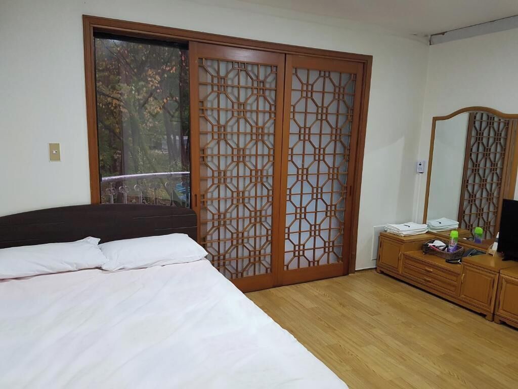 Schallisolierte Zimmer, kostenloses WLAN, Bettwäsche