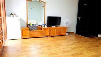 Family Room (Korean Ondol) | Soundproofing, free WiFi, bed sheets