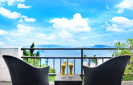 Premium-Villa, 2 Schlafzimmer, Meerblick | Terrasse/Patio. Out of the Blue Resort