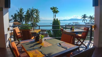 Aperto a colazione, pranzo e cena, con vista sulla piscina