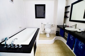 Villa – premium, 1 soverom, sjøutsikt | Bad | Toalettartikler (inkludert), hårføner, badekåper og tøfler