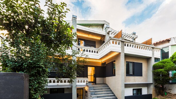 A modern two-story house with a balcony, a staircase, and a well-maintained lawn. - BAROATO 2nd (Seoul)