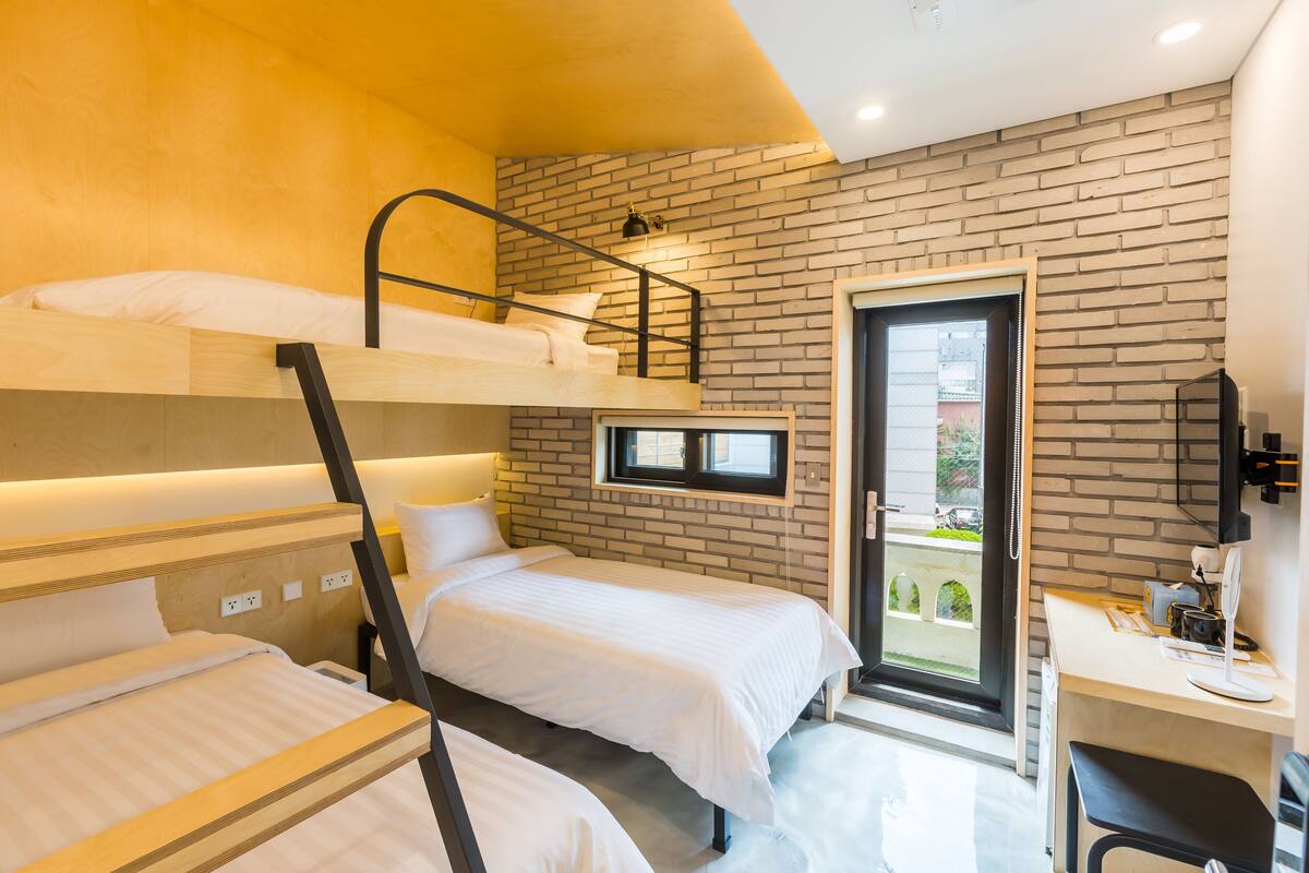Elite Triple Room, 3 Twin Beds | Blackout drapes, WiFi (free), bed sheets
