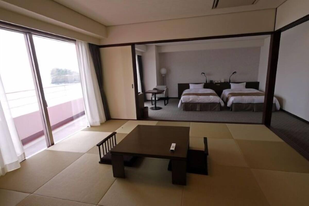 Cofres nos quartos, escrivaninha, cortinas blackout