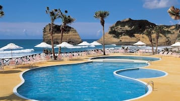Piscina all'aperto, con ingresso dalle 09:00 alle 18:00, lettini