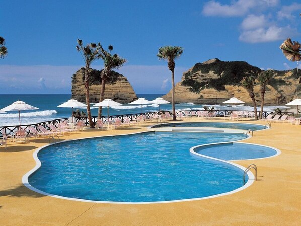 Alberca al aire libre, acceso de 09:00 a 18:00, y camastros 