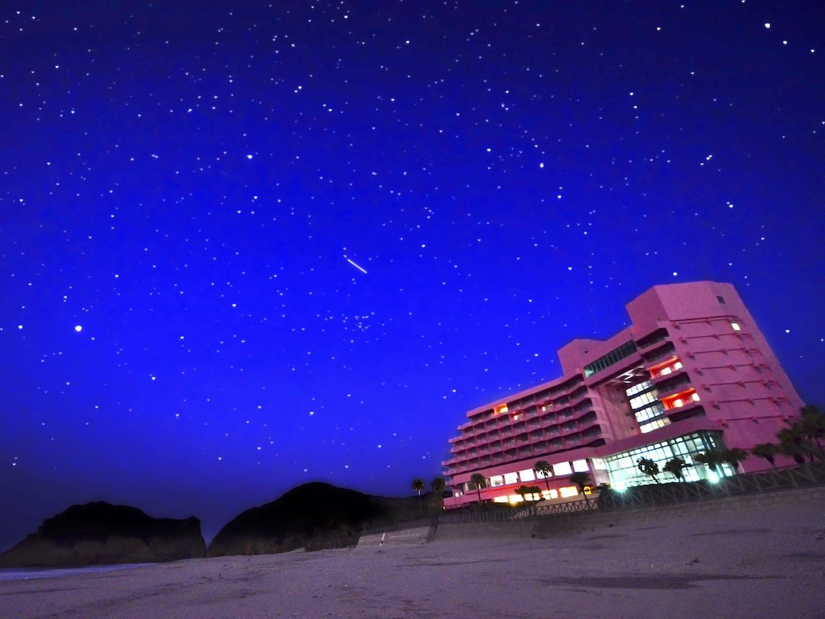 Voorkant accommodatie - avond/nacht