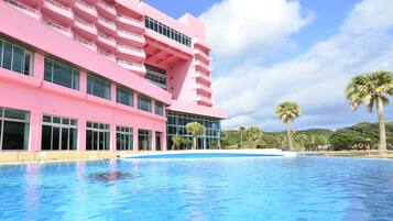Piscine extérieure, chaises longues