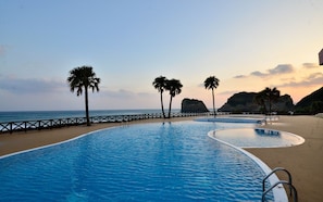 Outdoor pool, open 9:00 AM to 6:00 PM, sun loungers - Tanegashima Iwasaki Hotel (Minamitane)