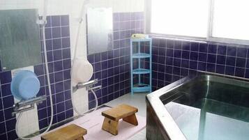 Habitación tradicional, baño compartido (Superior Japanese Style ) | Baño | Ducha, artículos de higiene personal gratuitos y secador de pelo