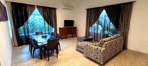 Apartamento familiar, 2 habitaciones | Zona de estar | Una televisión de pantalla plana