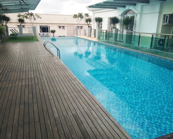 Una piscina al aire libre