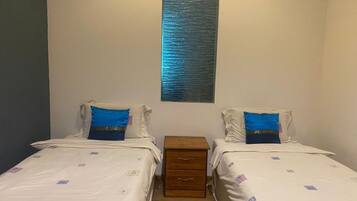 Family Apartment, 3 Bedrooms | 3 bilik tidur, peti besi dalam bilik, meja, kalis bunyi