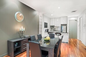 Appartement Affaires, 2 chambres | Restauration dans la chambre