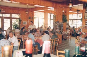 Petit-déjeuner et déjeuner servis sur place, spécialités Cuisine grecque