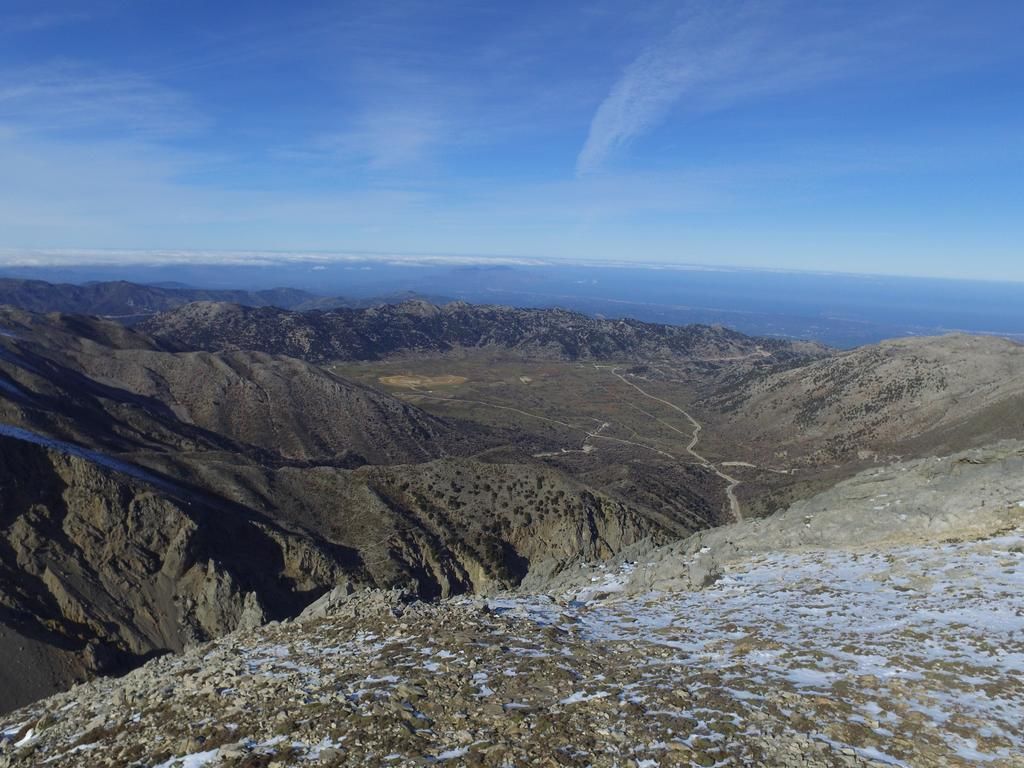 Un paisaje montañoso con cielo despejado.