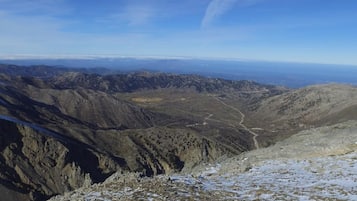 Un paisaje montañoso con cielo despejado.