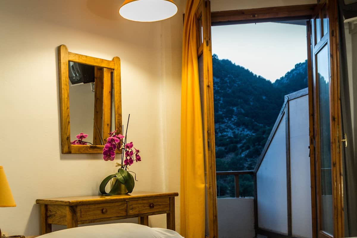 single room | pillow-top beds, in-room safe, blackout curtains, soundproofing