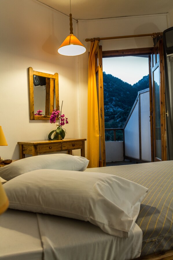 Single Room | Pillowtop beds, in-room safe, blackout drapes, soundproofing