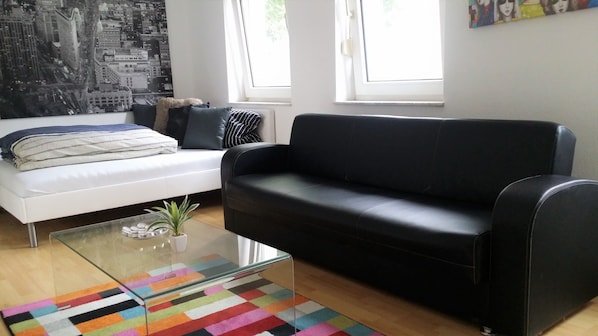 Design Condo, 2 Bedrooms, Non Smoking, Kitchen | Living room