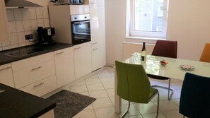 Fridge, microwave, oven, stovetop - FEWO Bochum (Bochum)