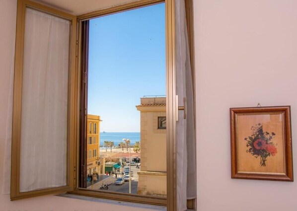 Camera matrimoniale, bagno privato (External) | Hypo-allergenic bedding, down duvets, memory-foam beds, free minibar - Alloggio Turistico Port View (Civitavecchia)