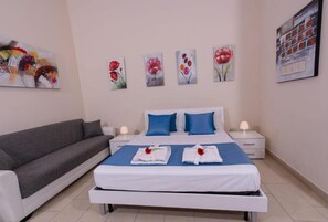 Double Room, Ensuite | Hypo-allergenic bedding, down duvets, memory-foam beds, free minibar - Alloggio Turistico Port View (Civitavecchia)