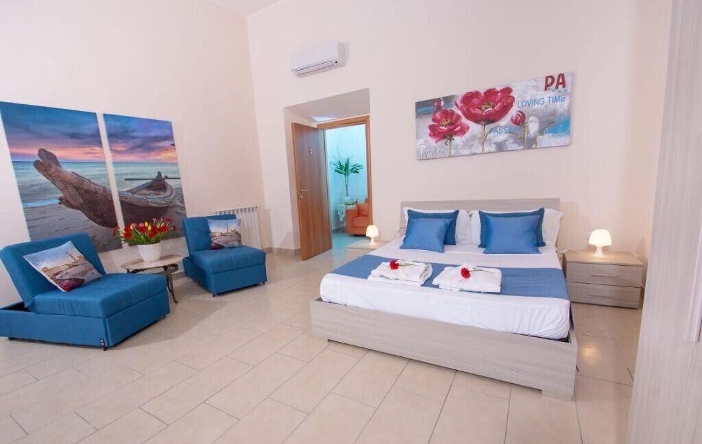 4 人部屋 専用バスルーム (External) | 低刺激性寝具、羽毛の掛け布団、低反発ベッド、ミニバー (無料)