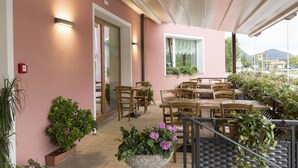 Terrace/patio - Alma Living Hotel (Venzone)