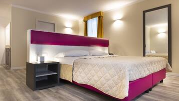 Suite | Una cassaforte in camera, una scrivania, tende oscuranti