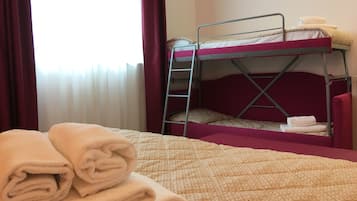 Zimmersafe, Schreibtisch, Verdunkelungsvorhänge, schallisolierte Zimmer
