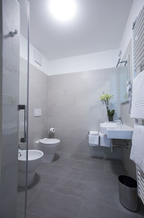 Douche, articles de toilette gratuits, sèche-cheveux, bidet