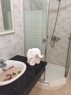 Chuveiro, produtos de toalete grátis, secador de cabelo, chinelos