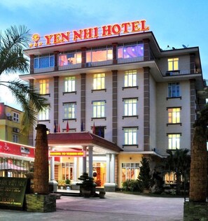 A hotel with a prominent sign reading "YEN NHI HOTEL". - Yen Nhi Hotel Ninh Binh (Nam Hoa Lu)