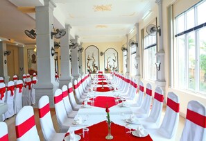 Serveert ontbijt, lunch, diner, lokale en internationale gerechten 