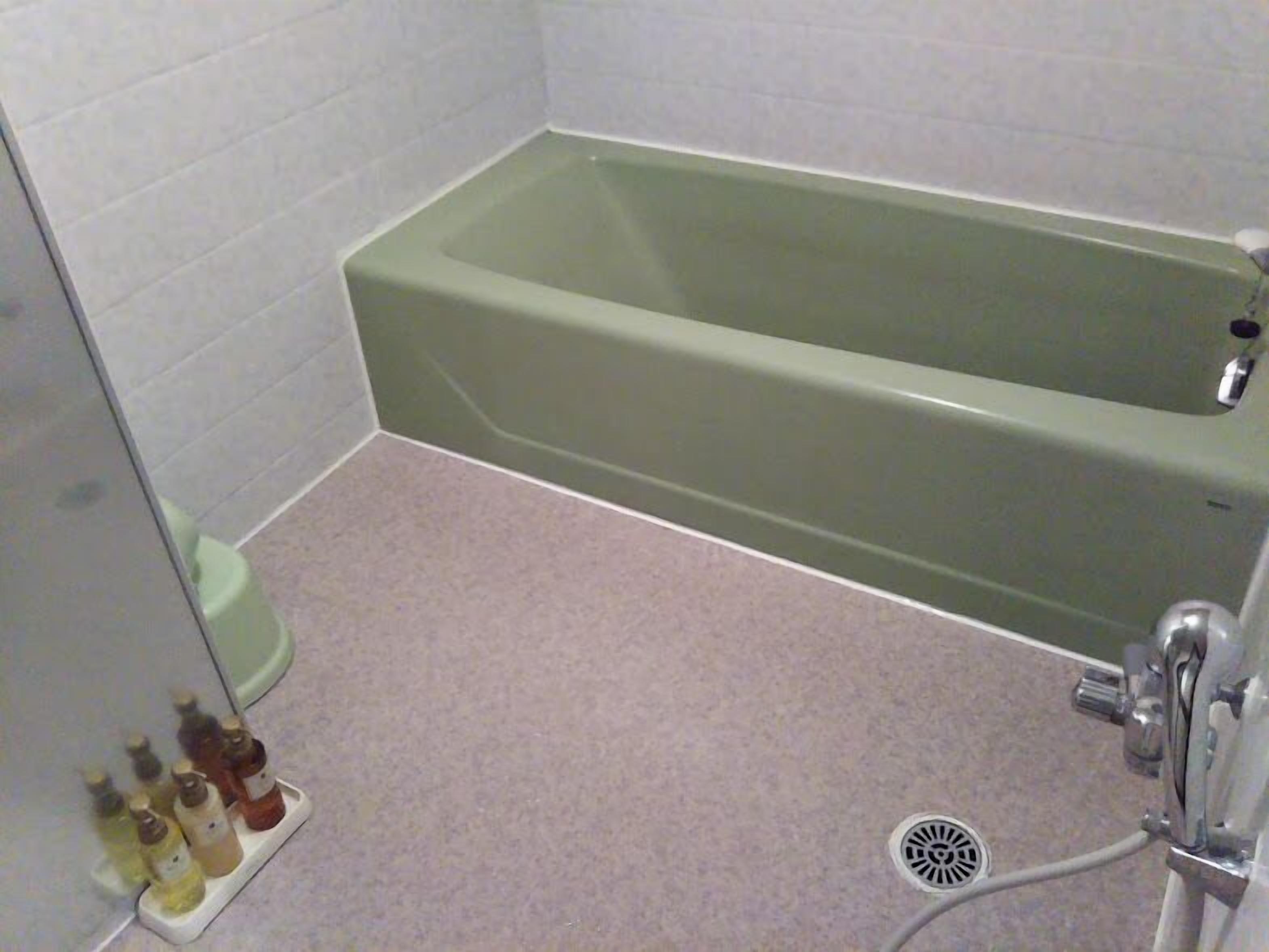 economy double room | bathroom | separate bathtub and shower, free toiletries, hair dryer, slippers