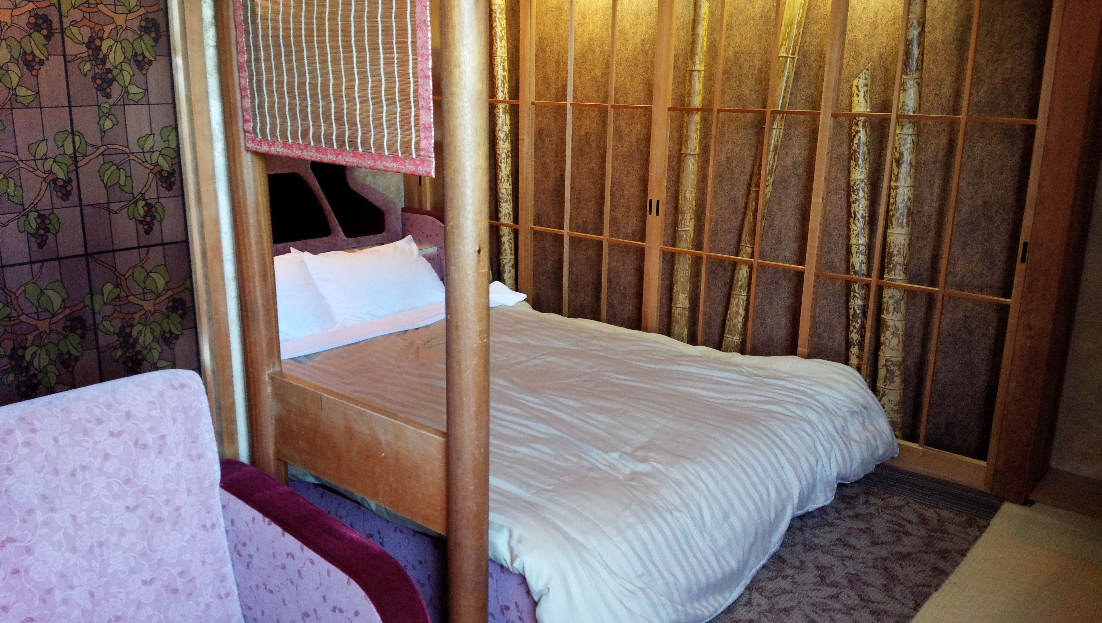 soundproofing, free wifi, bed sheets